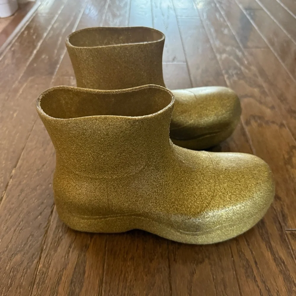 BOTTEGA VENETA Puddle Glitter Monobloc Chelsea Rubber Boots Gold Sz 39 EU/9 US